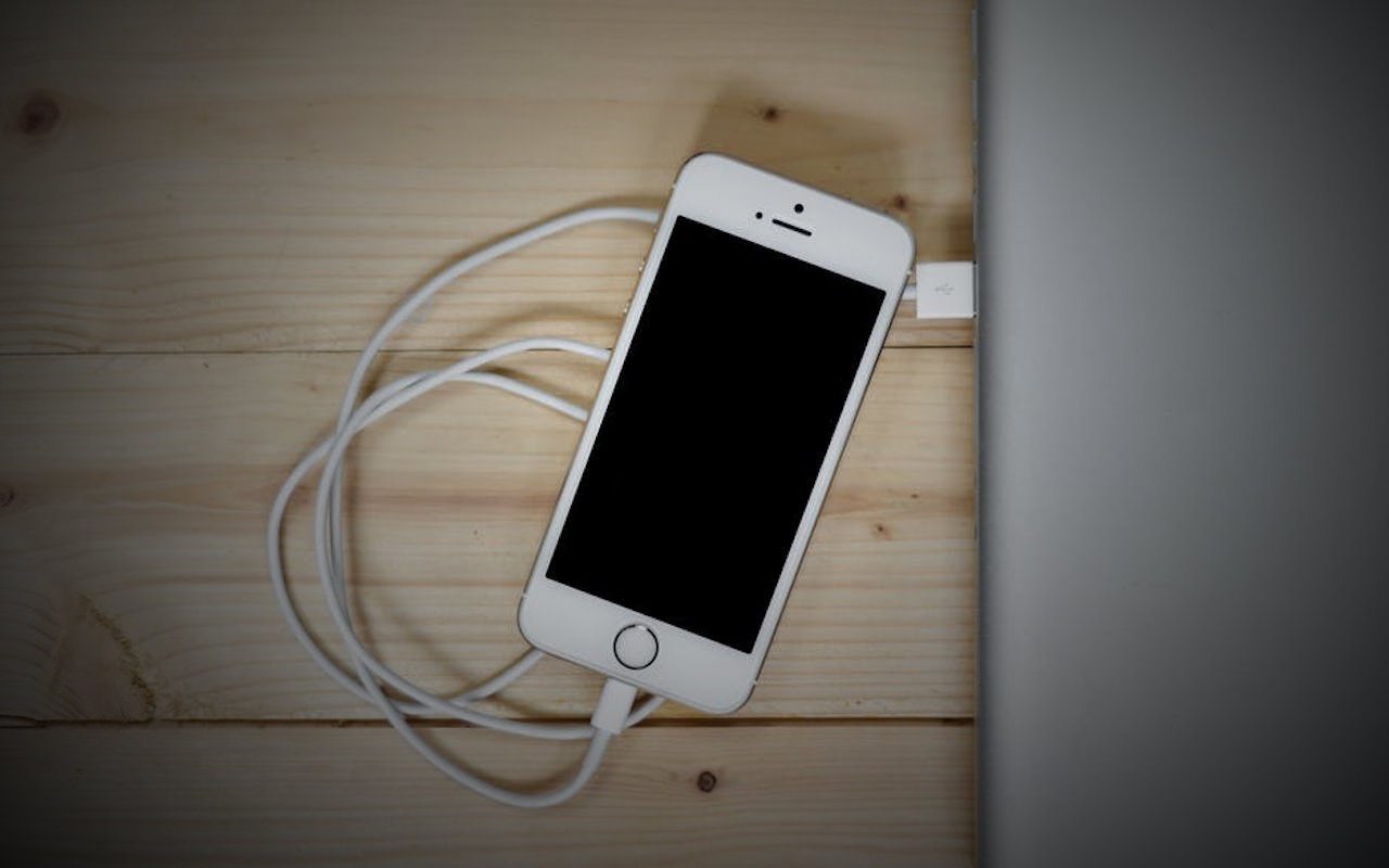 Nastolatka zasnęła przy ładowarce do iPhone'a. Już się nie obudziła