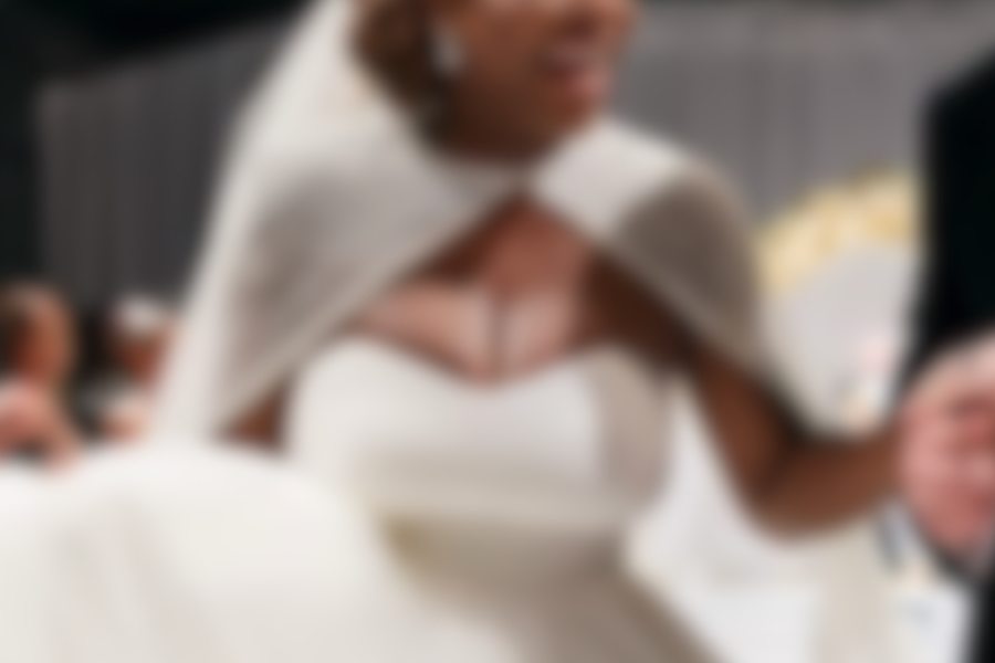 Serena Williams wzięła ślub. Jej duży, jędrny biust niemal rozerwał ogromny dekolt sukni