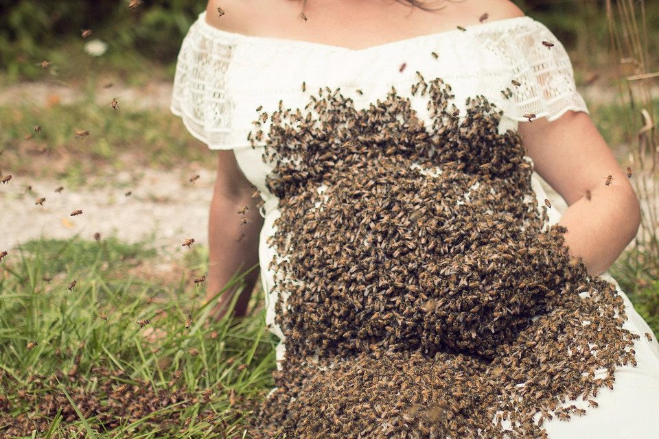 Idiotka! W ciąży robiła sobie selfie z rojem pszczół, dziecko urodziło się martwe