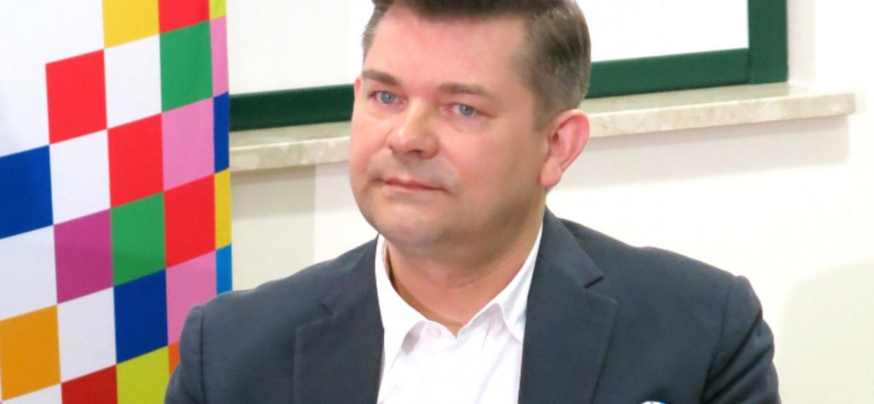 Przyjaciel Martyniuków ujawnił mediom nowe fakty. Będzie rozwód, nie ma odwrotu. Zenek cały czas jeździ do młodziutkiej żony syna, by wspierać ją w trudnych chwilach