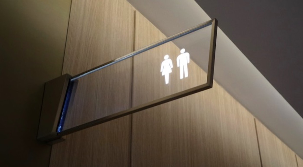 Zauważyliście, że deski klozetowe w publicznych wc mają specyficzny kształt? Powód powala, odechciewa się wchodzić