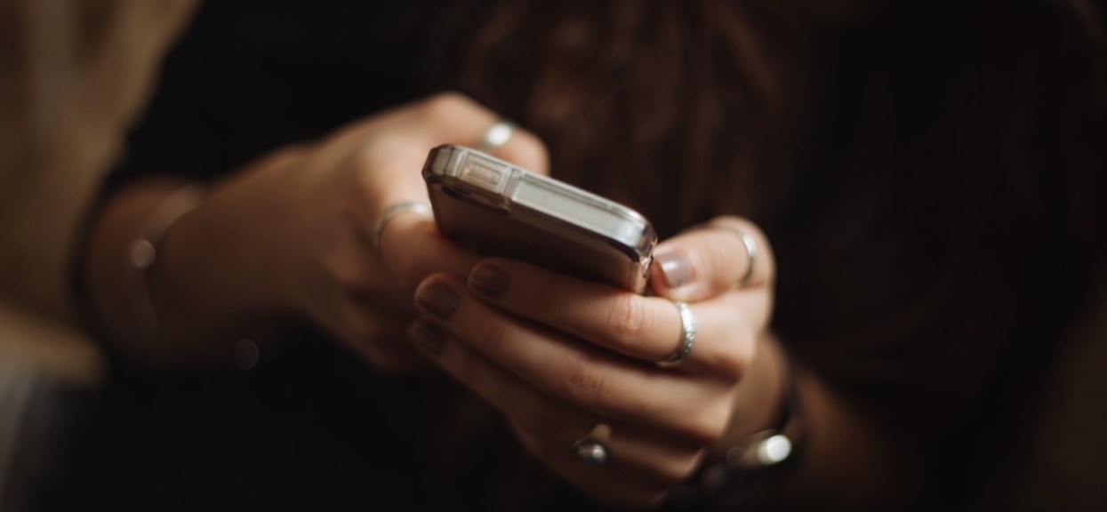 Kobieta usłyszała nagle dziwne dźwięki dochodzące z łazienki. Zajrzała pod wannę i pobladła, natychmiast chwyciła telefon