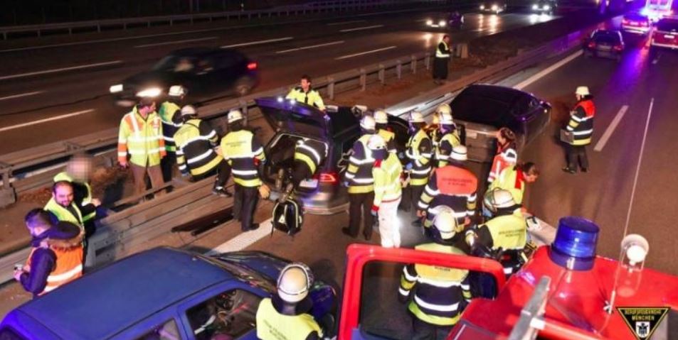Kierowca spojrzał na przednie siedzenie samochodu jadącego obok. Nie miał czasu do stracenia, natychmiast w niego uderzył