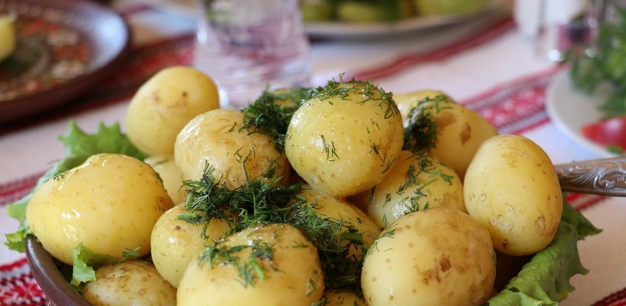 Ziemniaki lepsze z koperkiem czy ze szczypiorkiem?