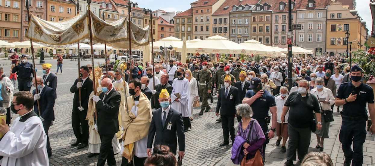 Pilny apel sanepidu, wielu ludzi jest zagrożonych. Na mszy w Boże Ciało przebywała zarażona osoba, skutki mogą być fatalne