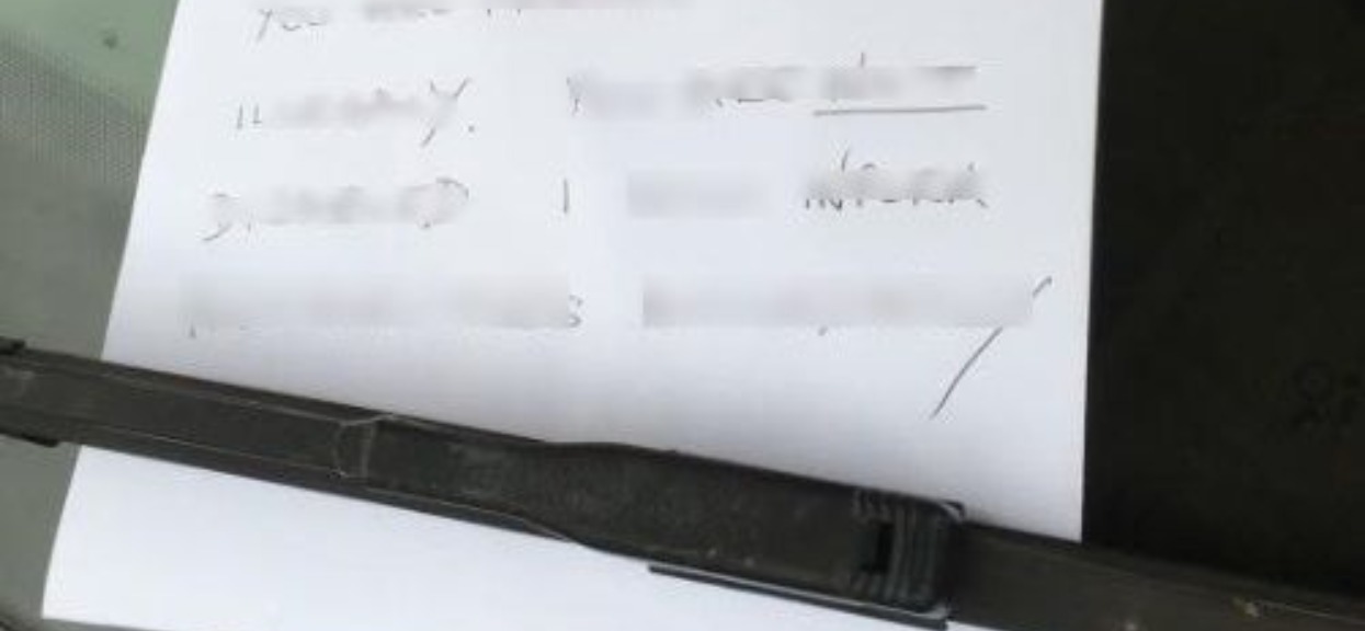 Kobieta zaparkowała na miejscu dla inwalidów. Ktoś zostawił złośliwą notatkę za wycieraczką, jej genialna riposta zwala z nóg