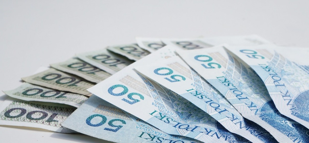 Największe banki masowo zmieniają regulaminy, chcą odrobić straty. Finansowe konsekwencje mogą zaboleć wielu Polaków