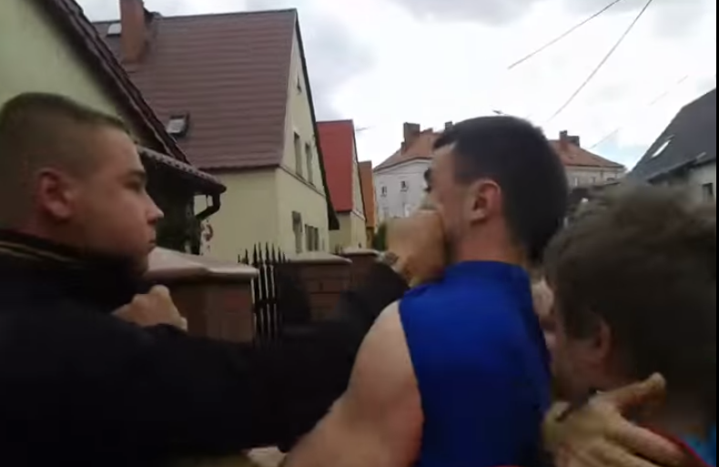 Kolejna głośna akcja. Szarpanina z policją w cywilu (video)