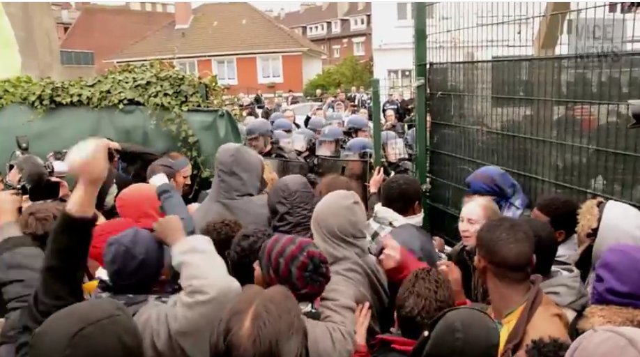 Anglia pomoże Francji z problemem imigrantów w Calais. Wyśle m.in. patrole z psami