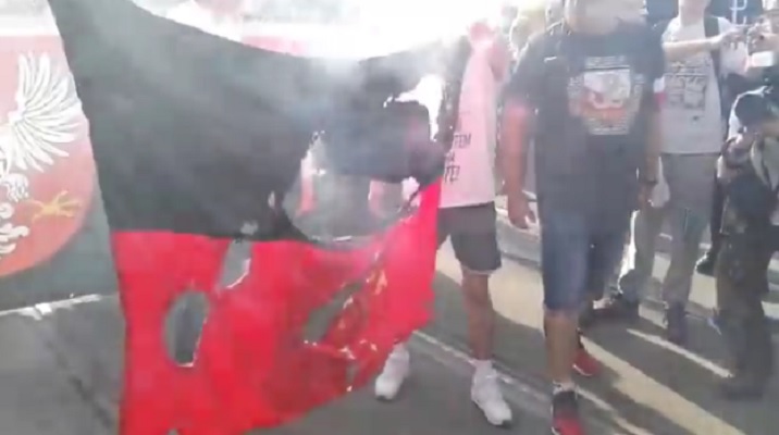 Warszawa: Spalili flagę UPA w godzinę "W"