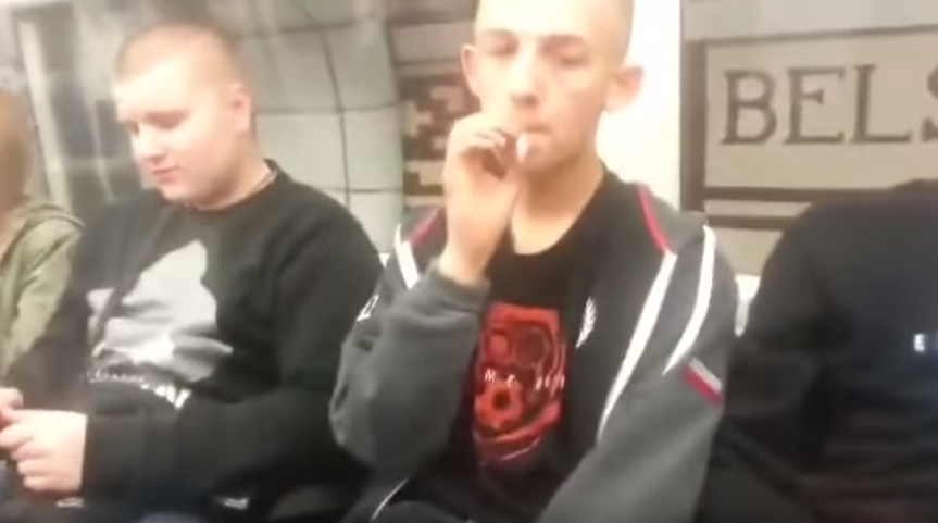 Film rozgrzał sieć. Polacy w Londynie palą w metrze i śpiewają hymn (video)