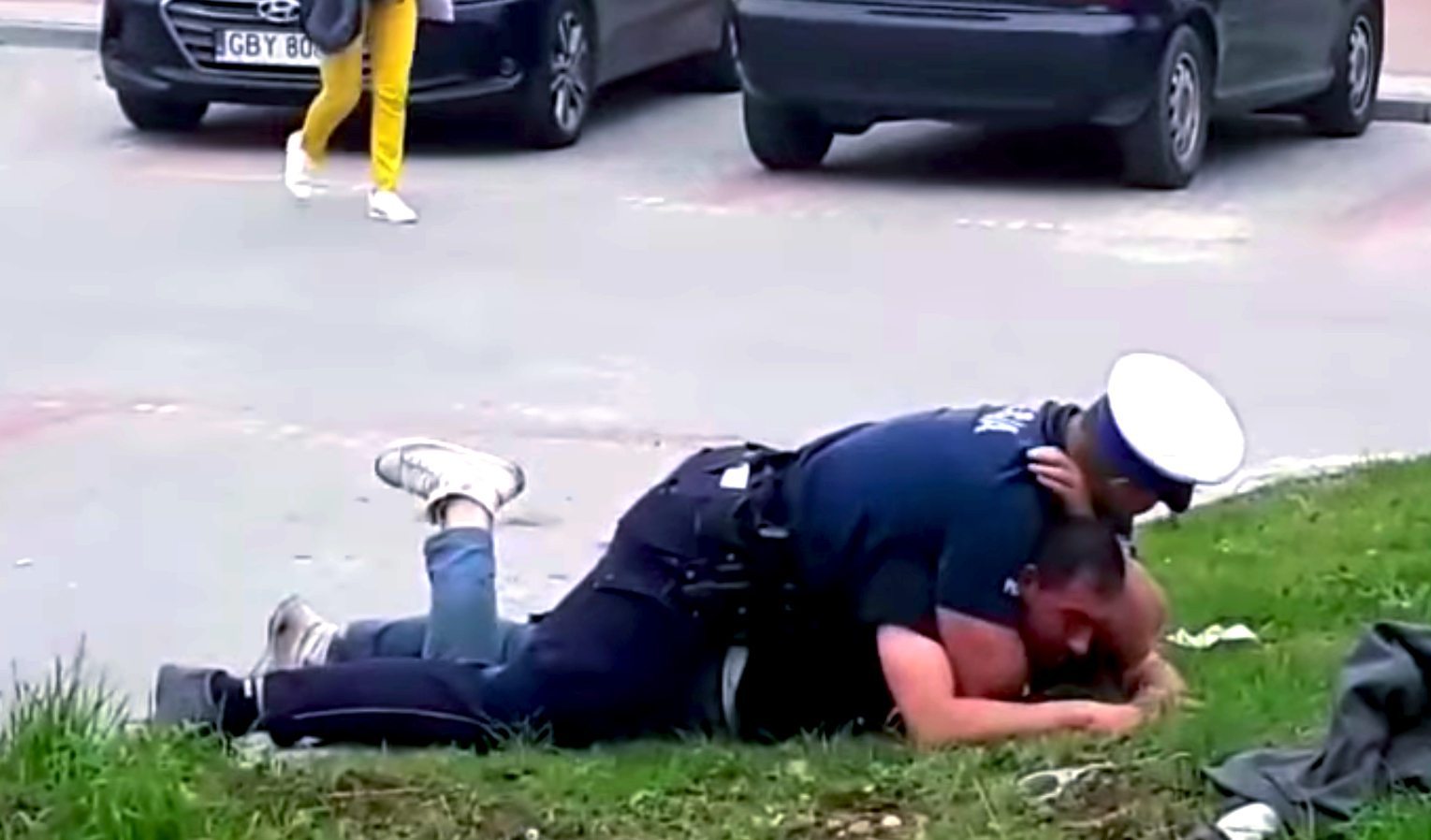 Co się dzieje z policją?! Katowali 18-latka paralizatorem by "zesrał się w spodnie"