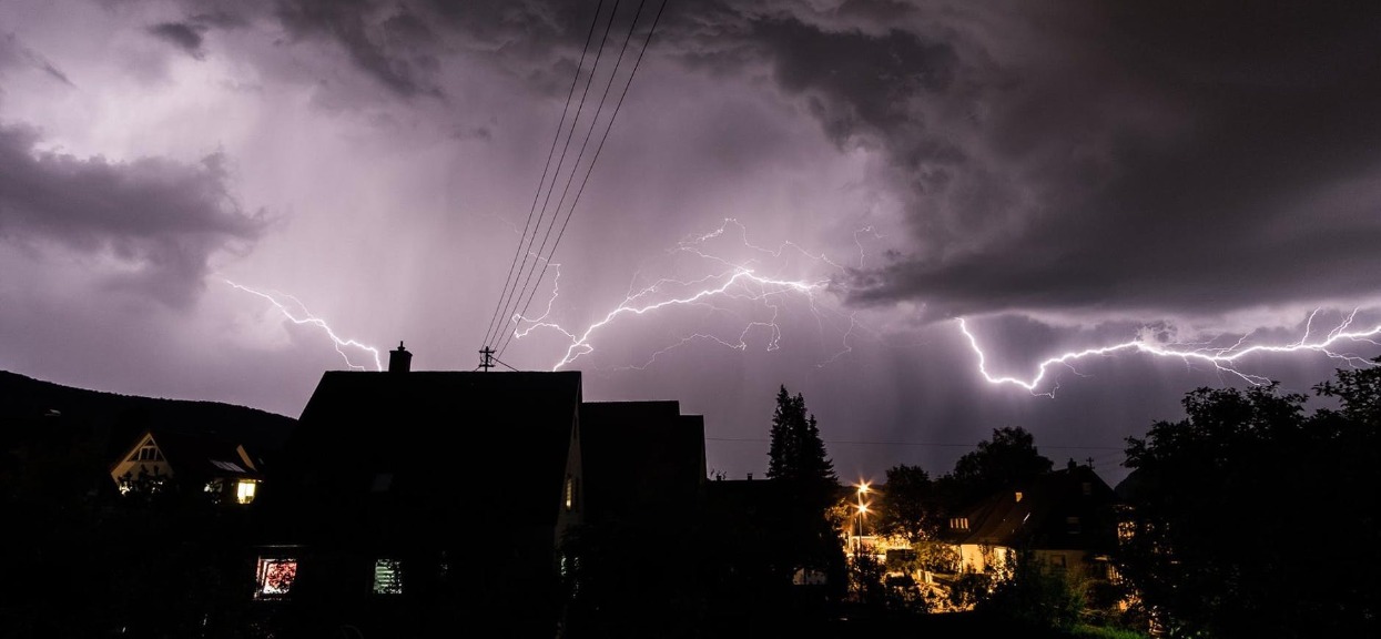 Niebywałe zniszczenia w centrum kraju, dziesiątki interwencji służb. Burze uderzyły w kraj z ogromną mocą