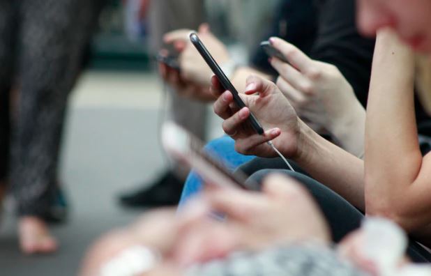 Polacy masowo otrzymują SMS-a o jednej treści. Wystarczy kilka sekund, żeby stracić swoje pieniądze