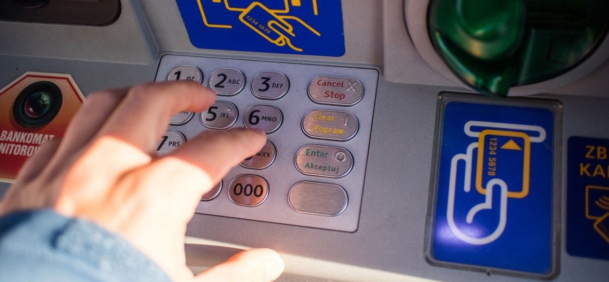 Klientów większości banków czekają spore utrudnienia w weekend. Problemy z płatnościami i brak dostępu do konta