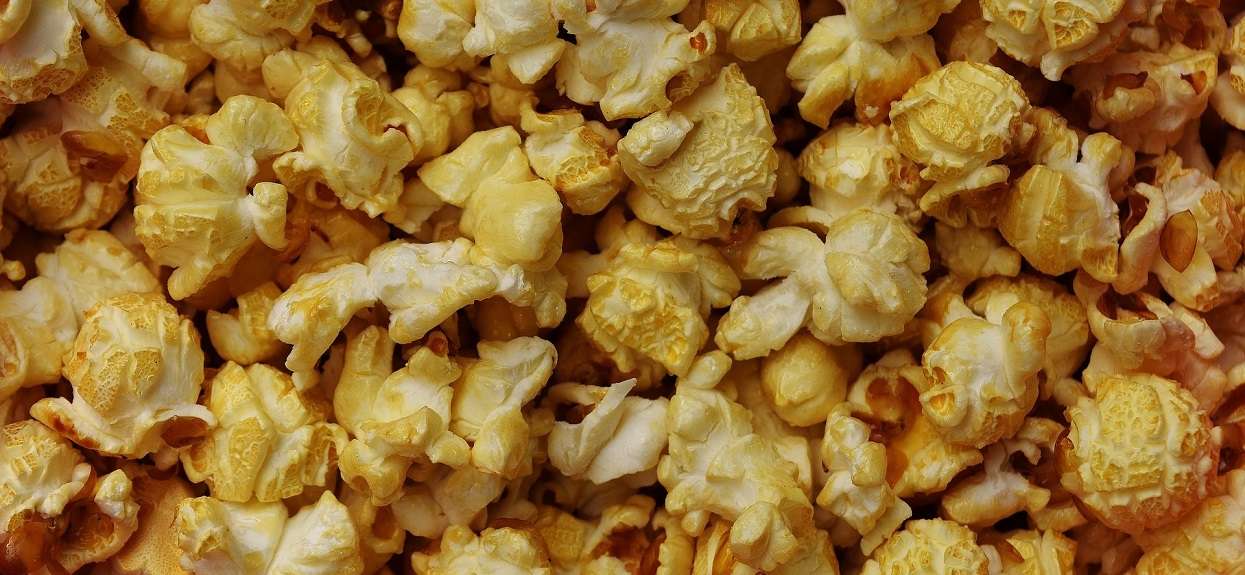 Za każdym razem zostają ci niepęknięte ziarenka popcornu? Jest prosty sposób, by temu zaradzić
