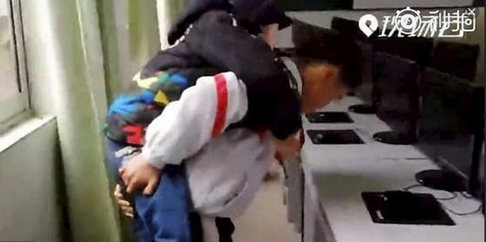 12-latek od kilku lat codziennie nosi swojego niepełnosprawnego przyjaciela do szkoły. Brawa dla niego, pokazuje, czym jest prawdziwa przyjaźń
