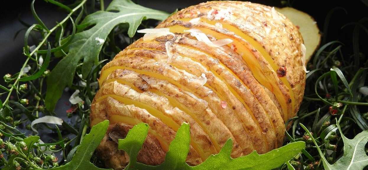 Nic nie pasuje tak dobrze do obiadu jak ziemniaki po szwedzku. Ich przygotowanie trwa tylko chwilę, ale smak rozkłada na łopatki