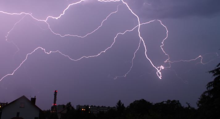 Zalane drogi, ewakuacja szpitala, setki interwencji strażaków. Potężne burze przechodzą przez Polskę, wiemy, gdzie dzisiaj będzie najcięższa sytuacja