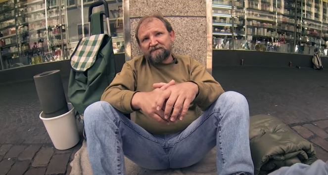 Zapytał bezdomnego, czy może od niego pożyczyć wiaderko. Kilka sekund później wydarzyło się niebywałe, gdyby nie nagranie, nikt by nie uwierzył
