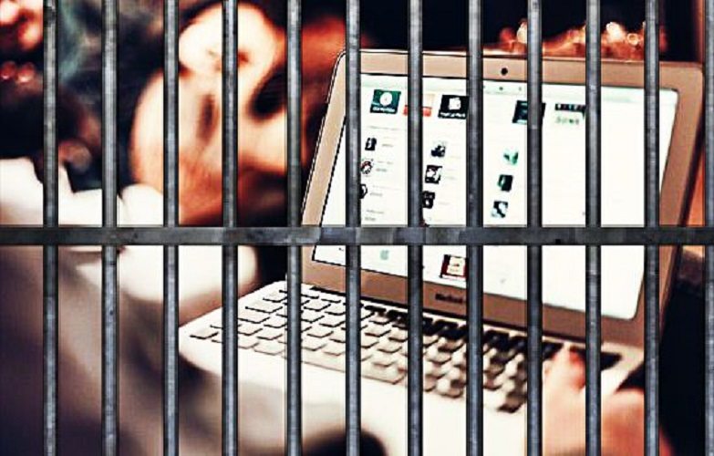 To PARANOJA! Policja masowo konfiskuje komputery internautów, bo...