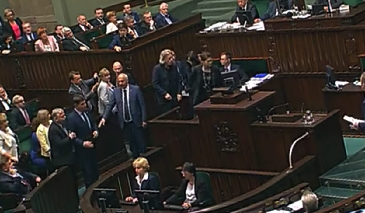 Burda w Sejmie! Służby kazały ZAKRYĆ SIĘ kobietom