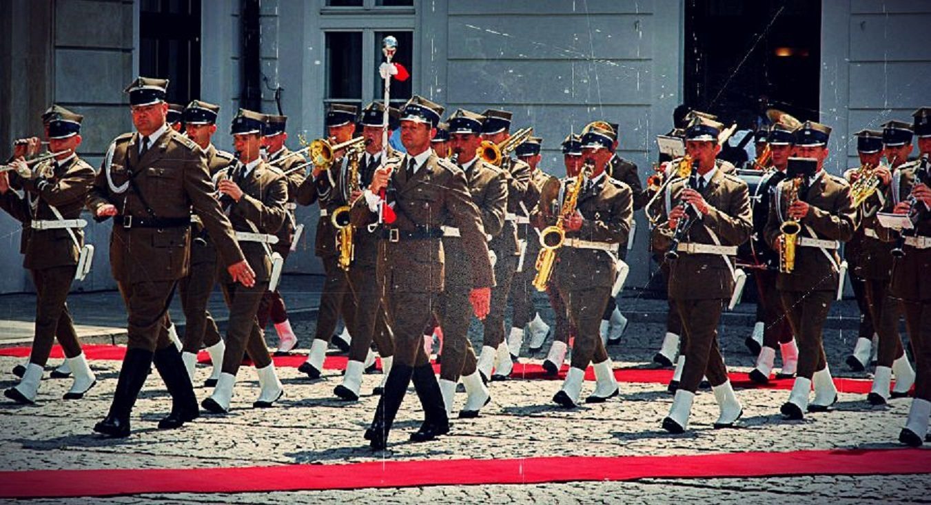Nie do wiary. Zmienią hymn na TAKI, bo Mazurek Dąbrowskiego "jest za trudny"