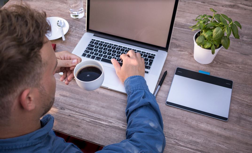 Detektyw śledził pracowników podczas home office. Przyłapał ich na gorącym uczynku, zdradził kompromitujące szczegóły
