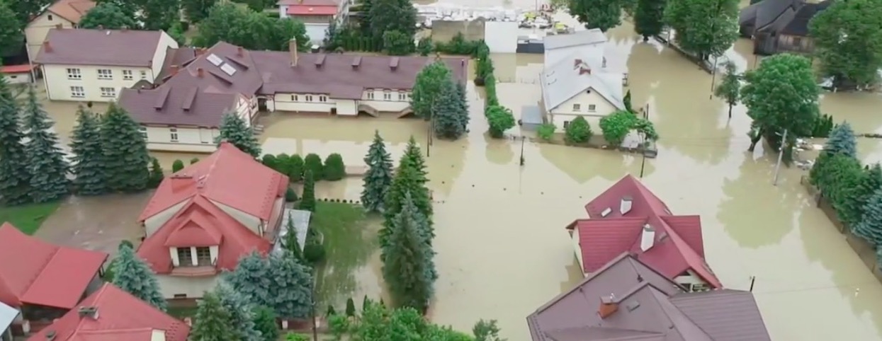Katastrofalne zniszczenia, w jednym rejonie najwyższy możliwy stan zagrożenia. Żywioł nie miał litości dla Polaków