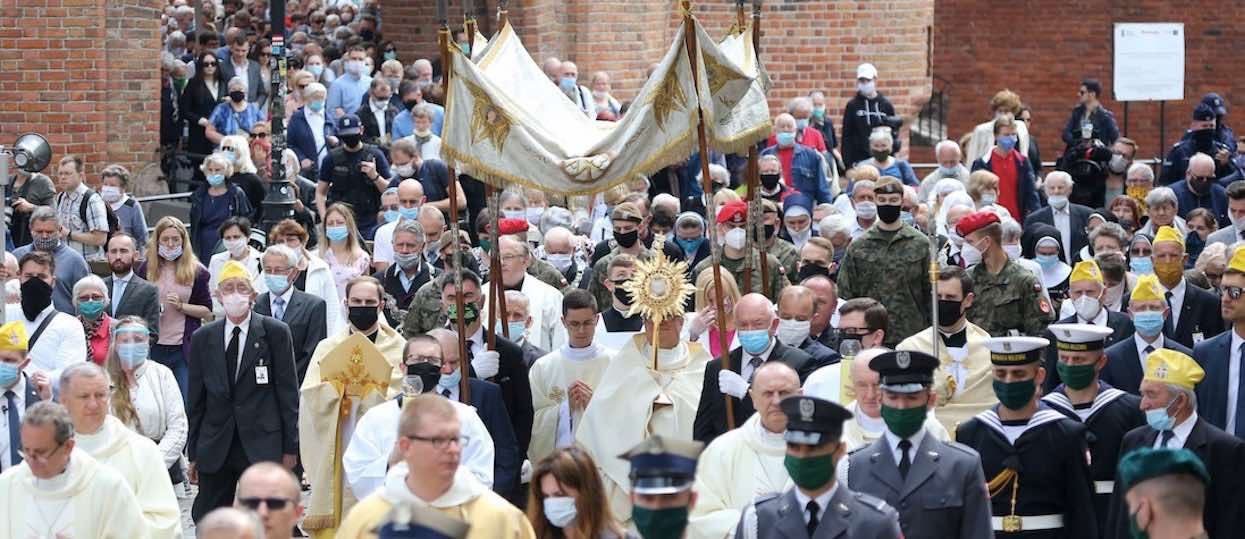 Sanepid wydał komunikat najwyższej wagi. Poszukiwane są konkretne osoby, które były w kościele na procesji Bożego Ciała