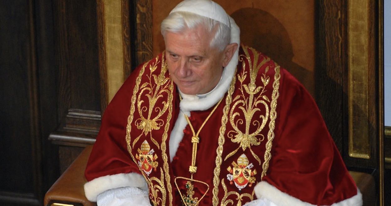 Benedykt XVI w trybie pilnym pojechał do szpitala, nie pokazuje się publicznie. Na jaw wyszły najnowsze informacje o sytuacji emerytowanego papieża