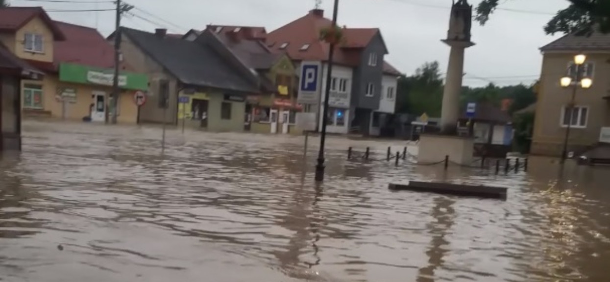 Polskie miasto zostało totalnie zalane, sytuacja prawdopodobnie najgorsza w Polsce. Mieszkańcy są zdruzgotani