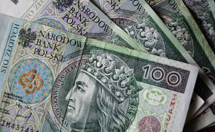 Fantastyczne wieści dla emerytów, dostaną nawet 12 tys. złotych od ZUS-u. Trzeba spełniać określony warunek