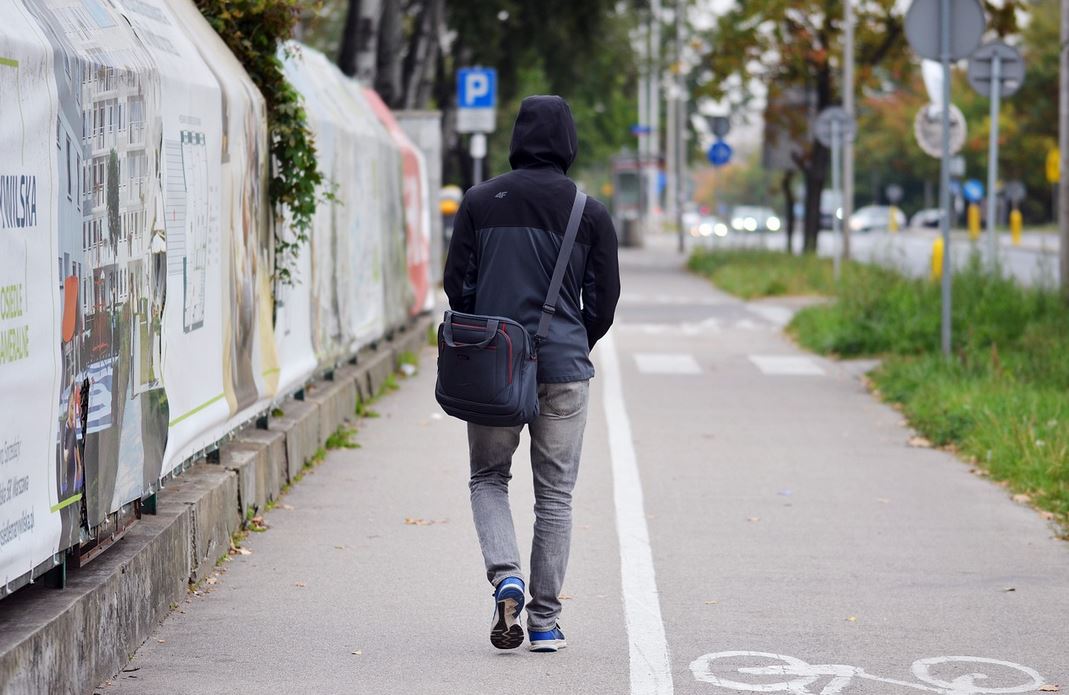 Nagle obca kobieta podeszła na ulicy do mężczyzny i wyszeptała mu 5 słów. Aż go zmroziło