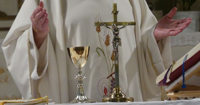 Wielu mieszkańców jest maksymalnie oburzonych. W kościele odbędzie się msza w intencji księdza molestującego dziewczynki