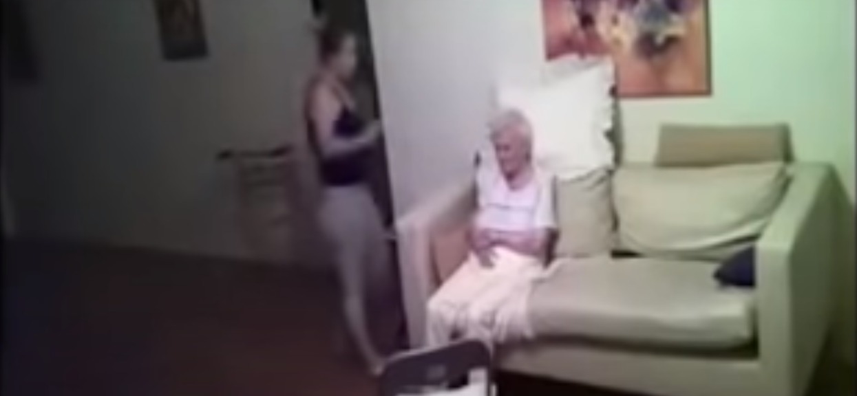 Nagranie z ukrytej kamery ją zdruzgotało. Córka w końcu zobaczyła, co opiekunka wyrabia z jej 94-letnią mamą, okrutne