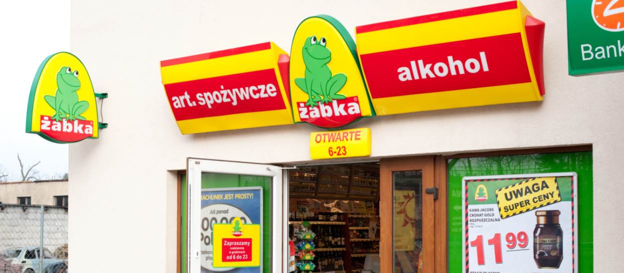 Wejdziesz do Żabki i grubo się zdziwisz. Wprowadzono nowe zasady robienia zakupów, wiele osób nie będzie miało wstępu do sklepów