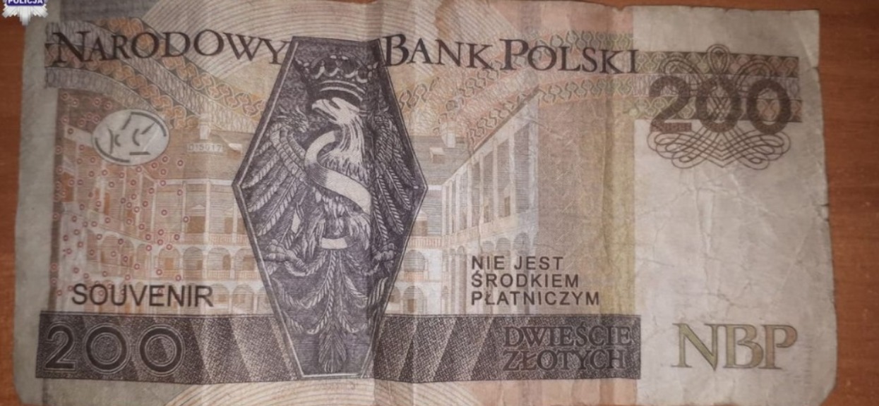 Zapłacił w sklepie banknotem 200 zł i wyszedł. Kasjer przyjrzał się bliżej i aż go zmroziło, natychmiast wyciągnął telefon