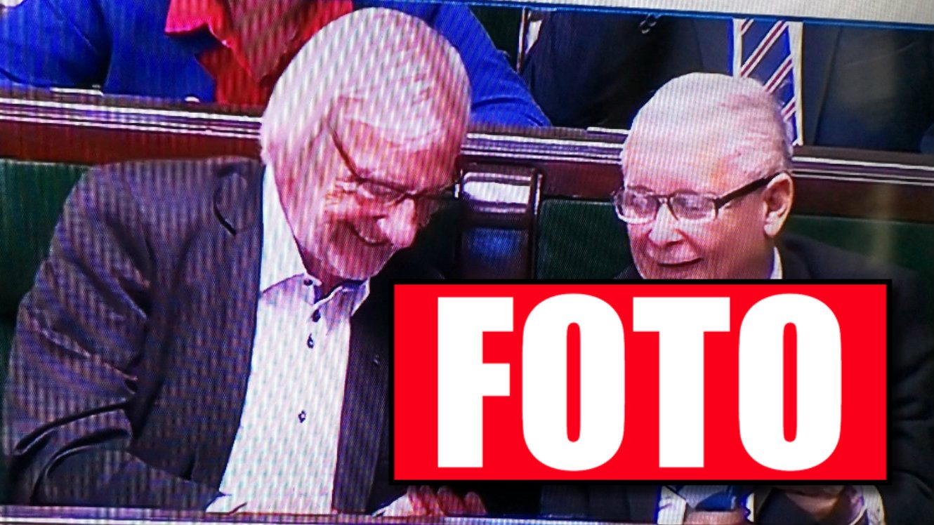 To prawdziwy HIT! W sejmie gorąca debata, a Kaczyński czyta...
