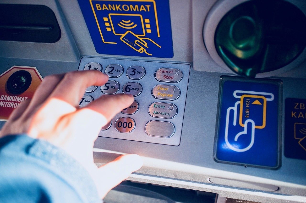 O co chodzi? Bankomaty CAŁKIEM znikają z Polski