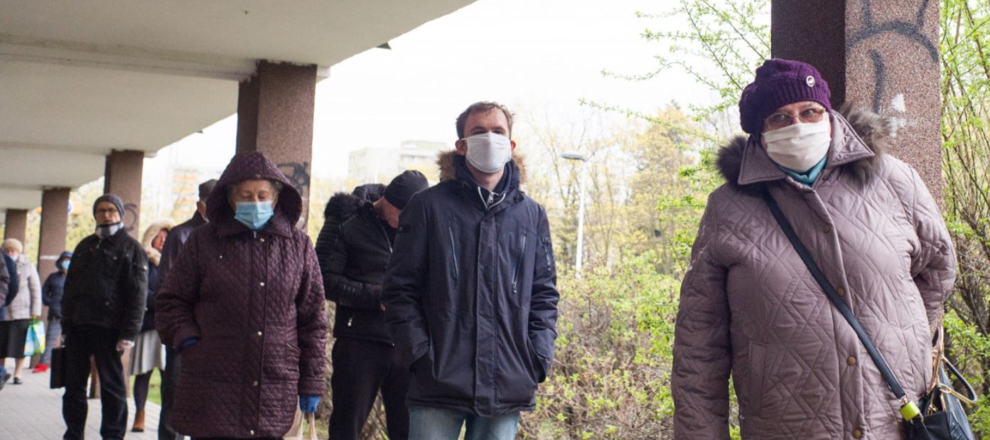 Wracają poważne zakazy, zamykają kolejne miejsca publiczne. Napłynęły wiadomości o bardzo trudnej sytuacji w Stanach Zjednoczonych
