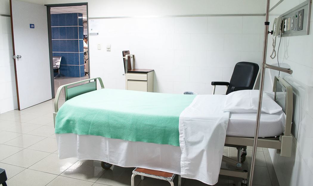 Pielęgniarka opiekująca się zakażonymi w DPS-ie przerwała milczenie. Porażające sceny, trudno uwierzyć, do czego doszło