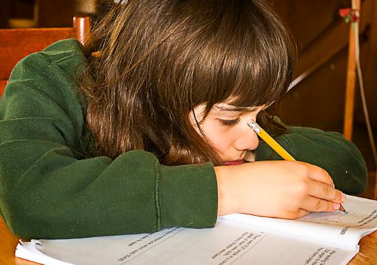 Praca domowa z religii dla ósmoklasistów wstrząsnęła rodzicami. Ręce opadają