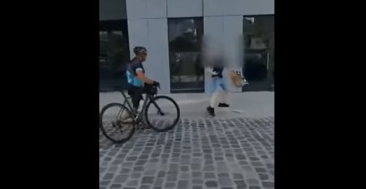 Zsiadł z roweru i pobił nastolatków. Policja publikuje wstrząsające nagranie i prosi o pomoc