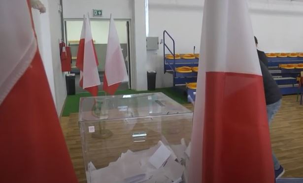 Skandal. Członkini komisji pryskała ludziom w twarz płynem do dezynfekcji