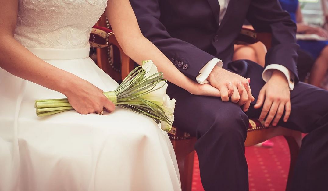Zobaczyli zaproszenie na ślub i dostali mdłości. Zdjęcie mówił wszystko, młoda para przesadziła?