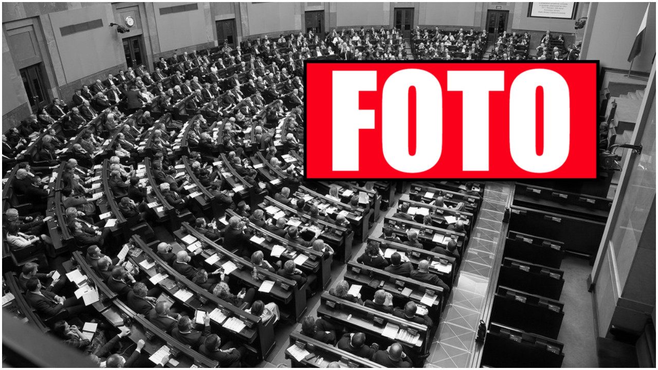 Poseł Nowoczesnej kompromitująco zaplątał się w kable. Internet pęka ze śmiechu