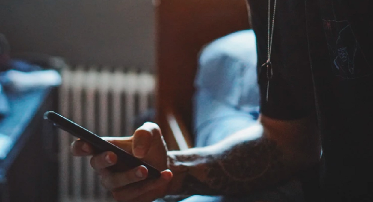 Tata przypadkiem przeczytał sms-a w telefonie syna. Natychmiast wezwał policję