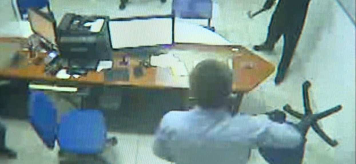 Napadli na bank z ciupagą i pistoletem-zabawką. Dali się przegonić krzesłem, nagranie zwala z nóg