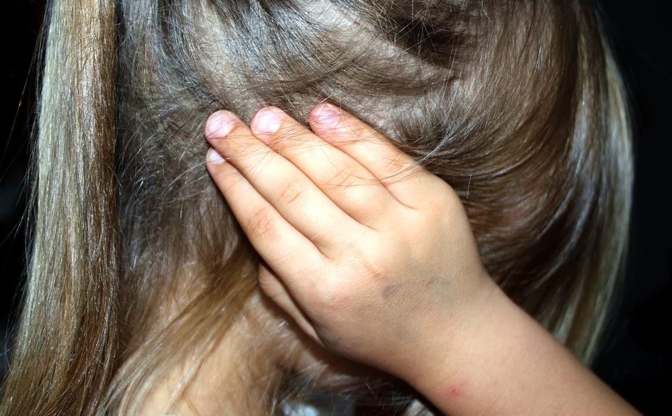 Dziewczynka szarpała się z ojcem na ulicy. Przypadkowy mężczyzna przyjrzał się i zaniemówił, prawda okazała się porażająca